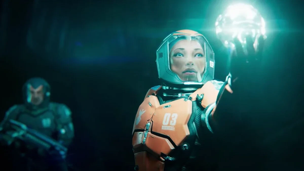 Astronaute en combinaison orange tenant une sphère lumineuse dans Exodus, un soldat armé en arrière-plan