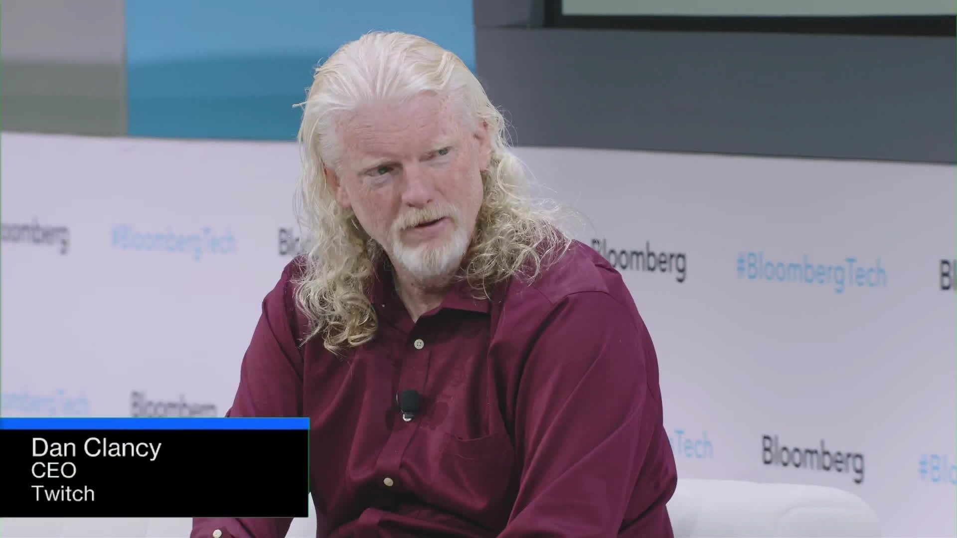 Dan Clancy, PDG de Twitch, aux cheveux longs blancs, lors d’une interview Bloomberg Tech