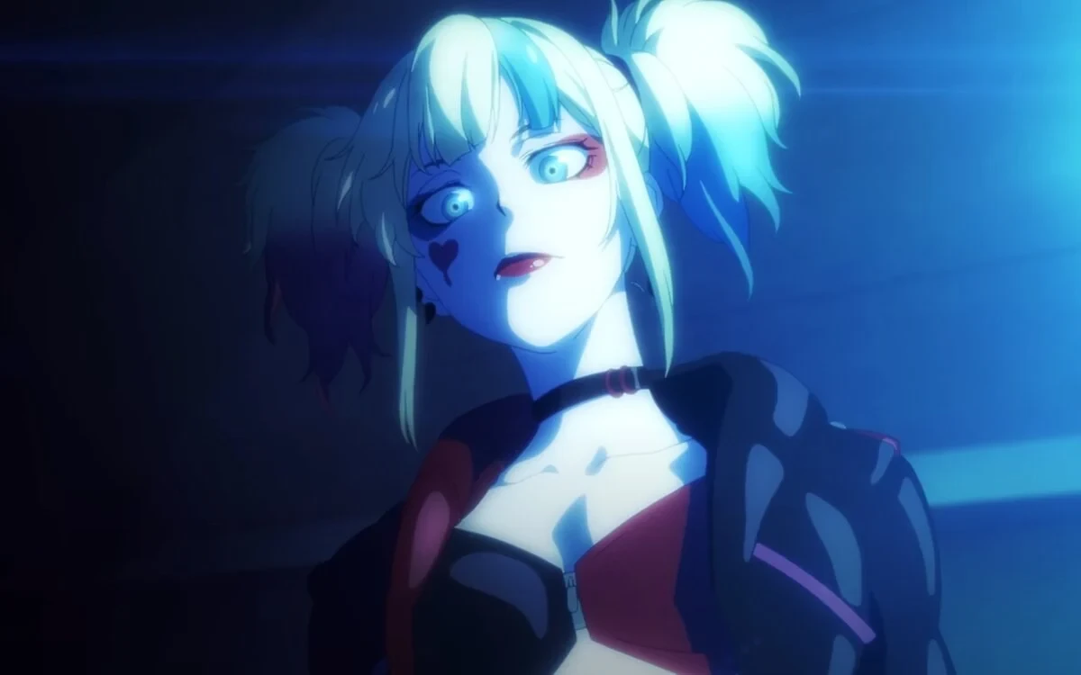 Harley Quinn, éclairée de bleu, dans l’anime Suicide Squad Isekai
