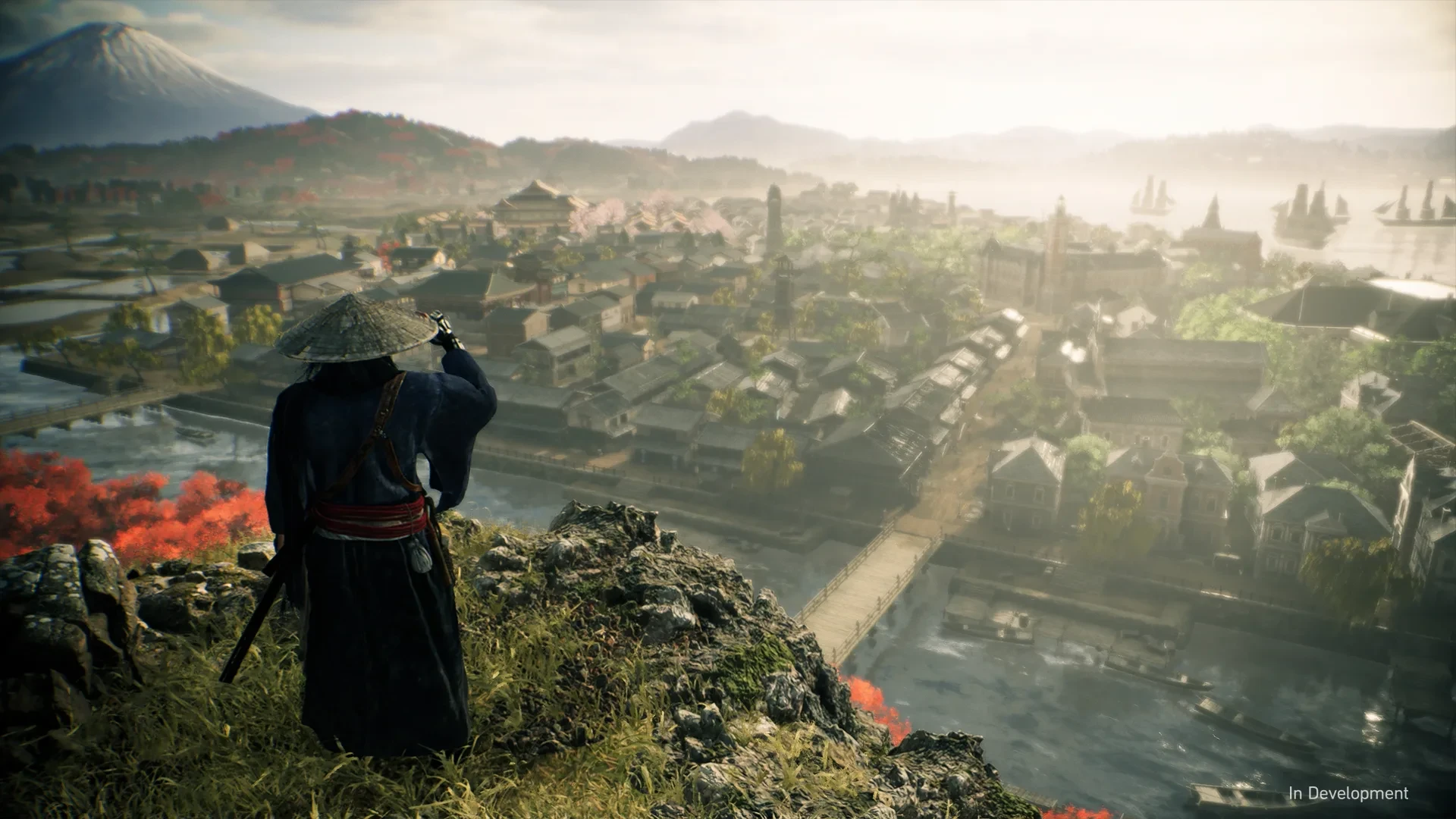Un samouraï au chapeau de paille contemple une ville portuaire japonaise dans Rise of the Ronin