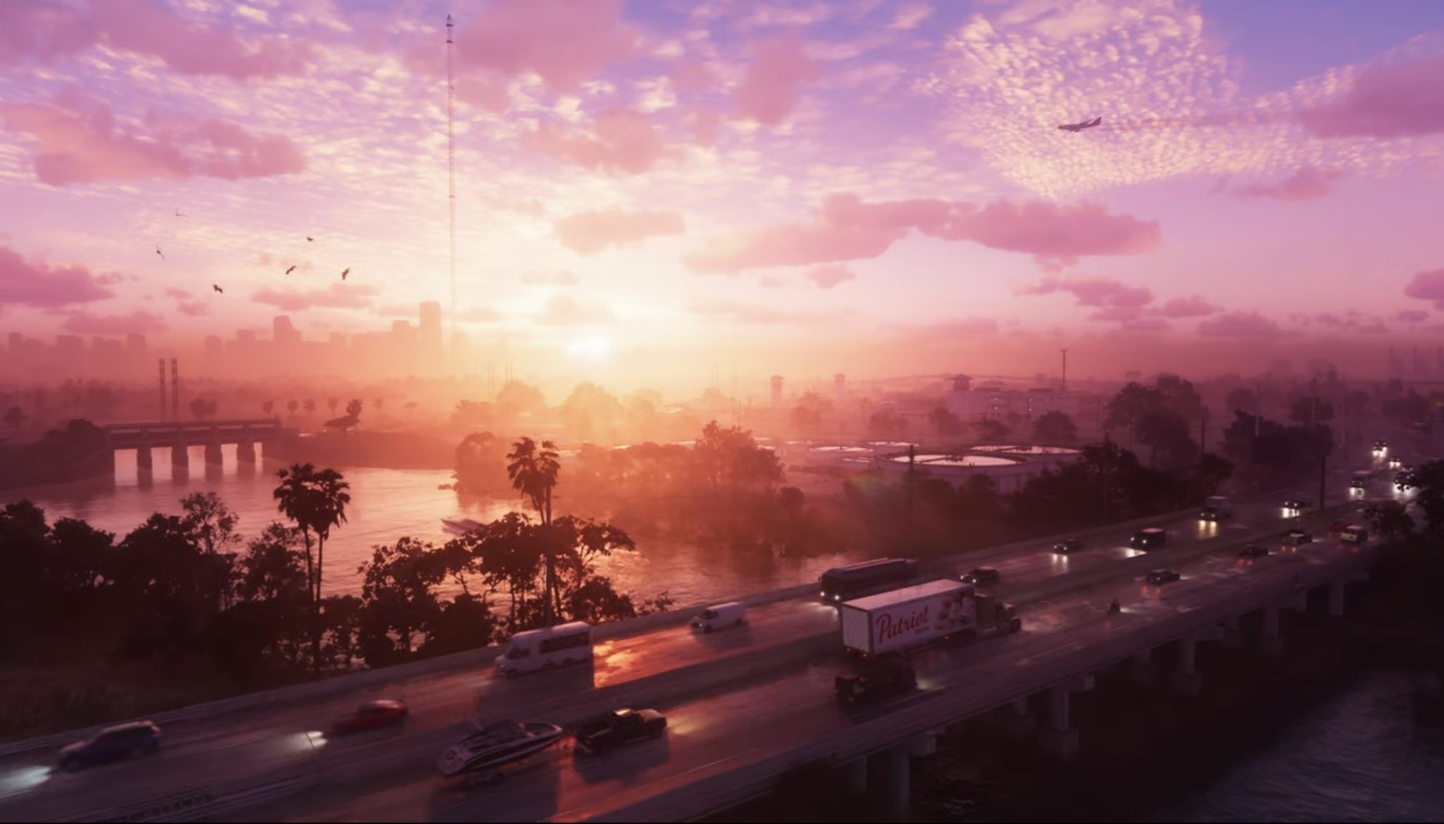 Autoroute au bord de l’eau et silhouette de Vice City sous un coucher de soleil rose