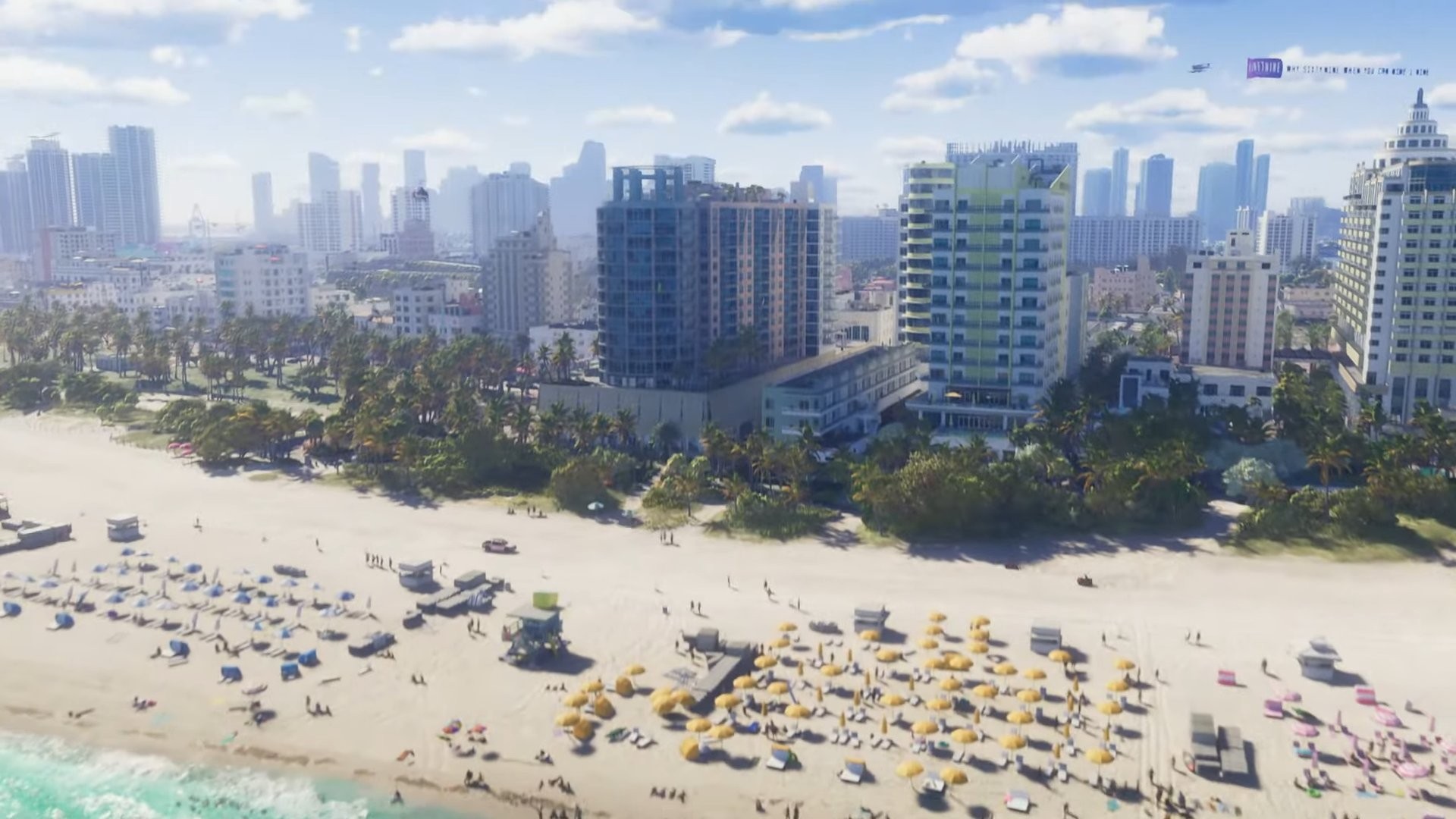Vue aérienne d’une plage bondée bordée de palmiers et de tours à Vice City