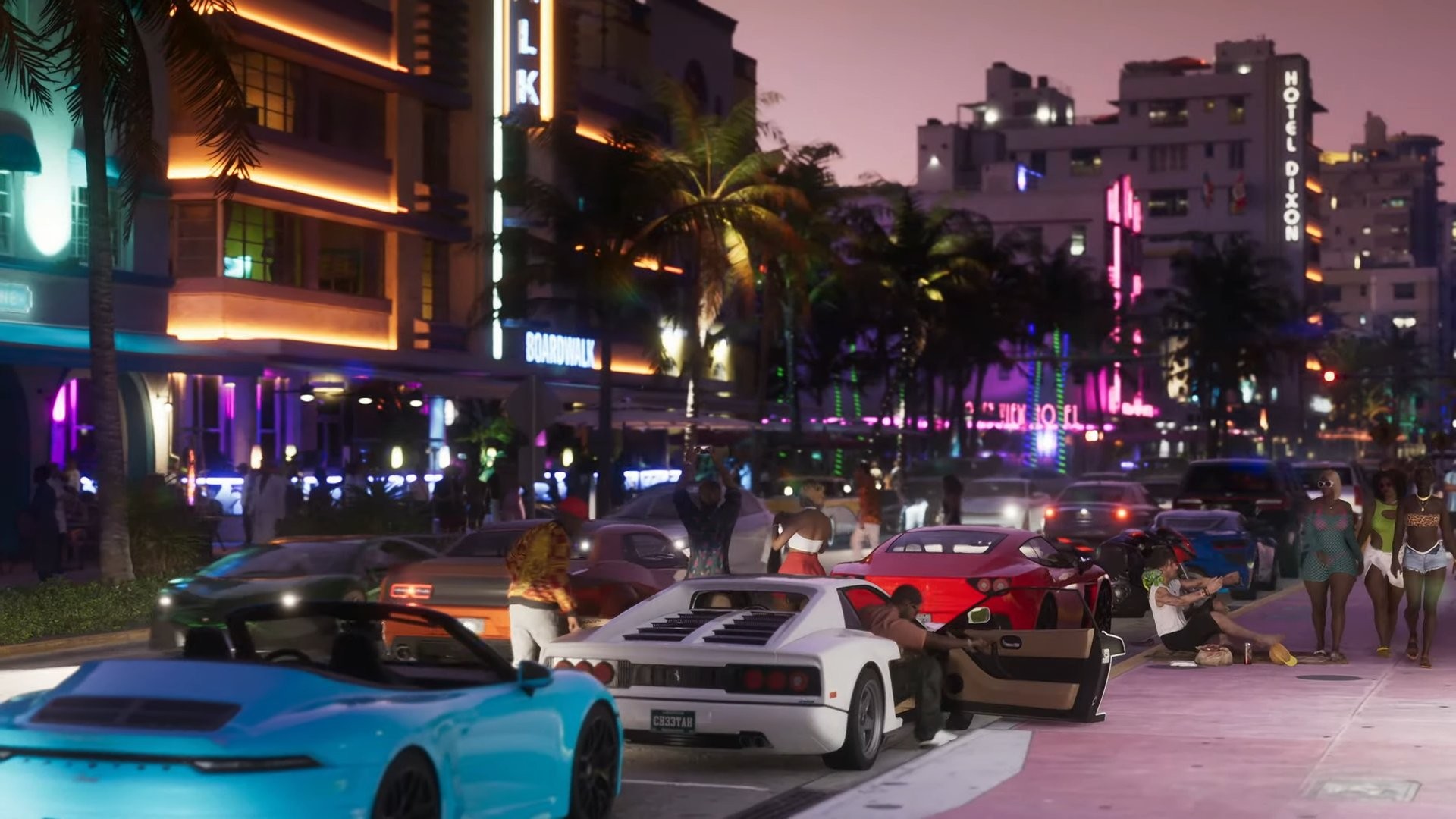 Boulevard de Vice City la nuit, voitures de sport et passants devant des hôtels aux néons