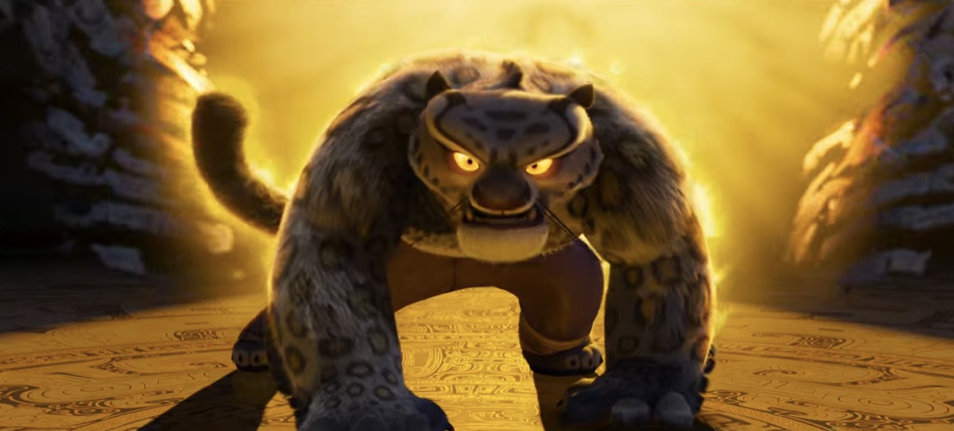 Tai Lung, yeux luisants, s’avance à quatre pattes dans une lumière dorée