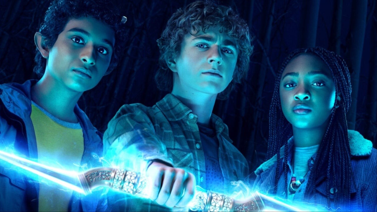 Le trio de la série Percy Jackson de nuit, Percy brandissant une épée qui brille