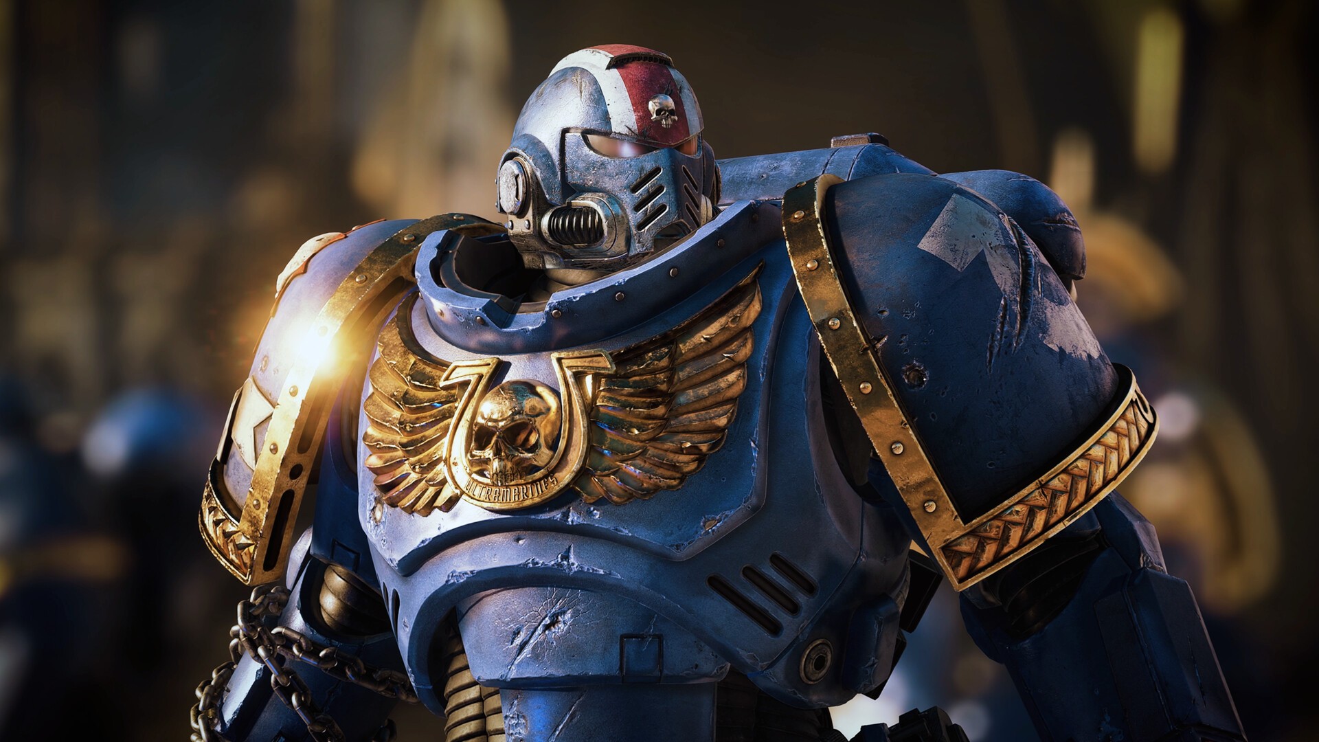 Gros plan sur un Space Marine en armure bleue et or de l’univers Warhammer 40 000