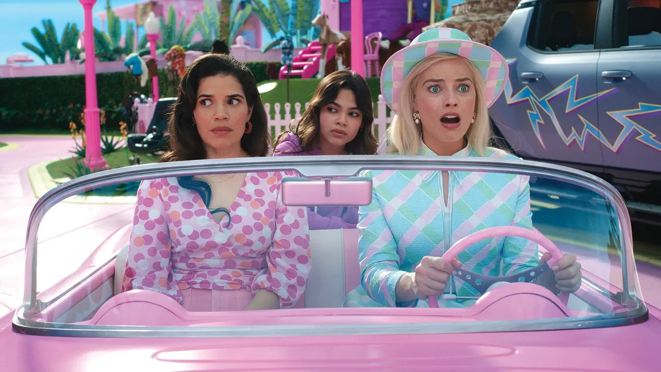 America Ferrera, Margot Robbie et une jeune actrice dans une voiture rose décapotable, scène du film Barbie