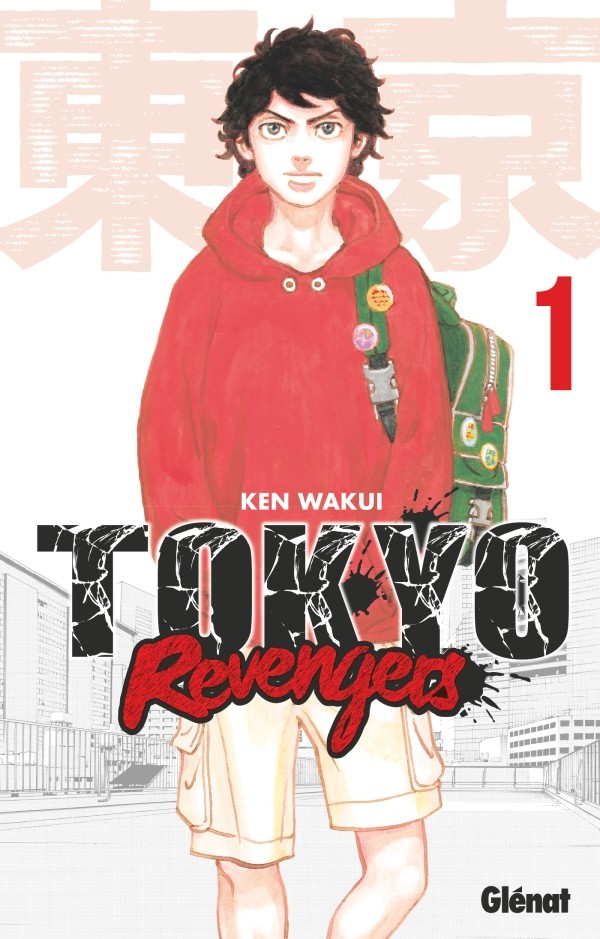 Couverture française du tome 1 de Tokyo Revengers chez Glénat&nbsp;: Takemichi en sweat rouge