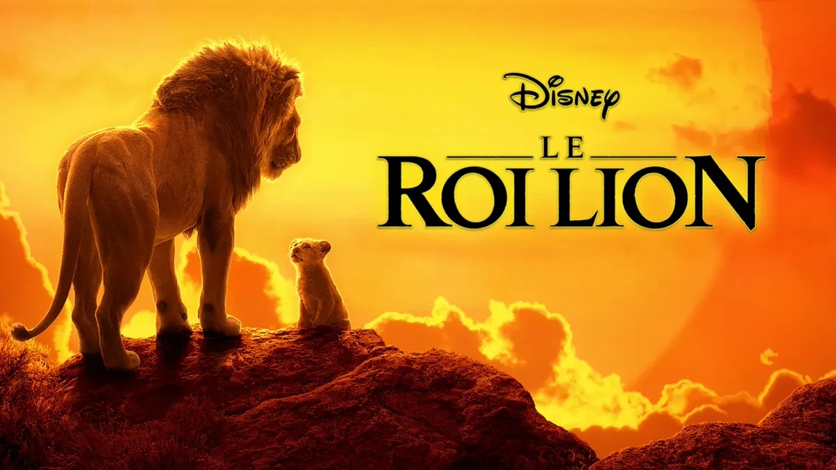 Affiche du Roi Lion (2019)&nbsp;: Mufasa et Simba lionceau sur un rocher au soleil couchant