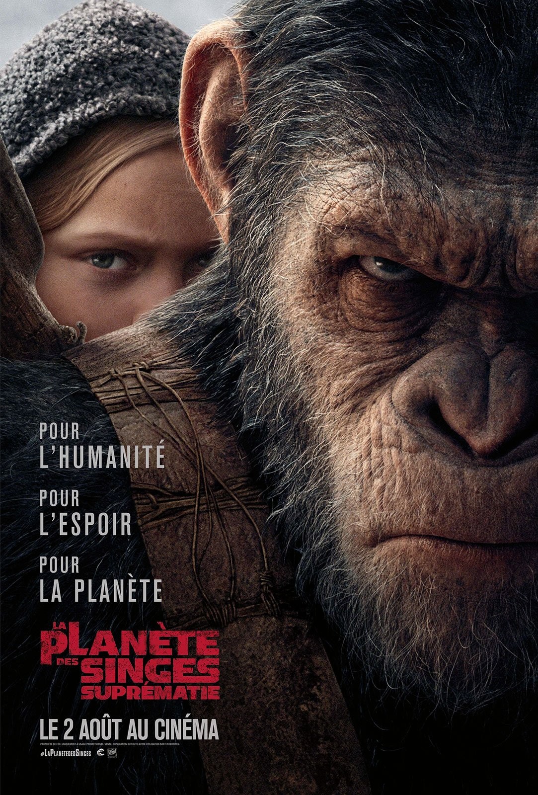 Affiche de La Planète des singes&nbsp;: Suprématie, César en gros plan avec une fillette