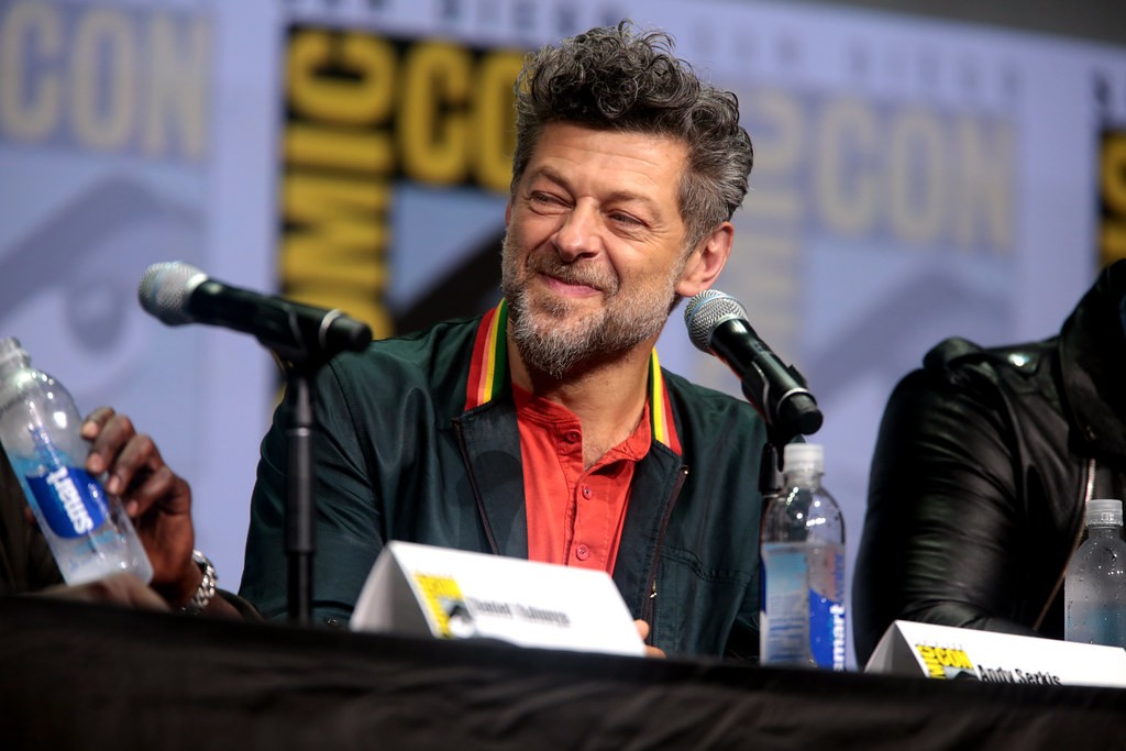 Andy Serkis souriant derrière un micro lors d’un panel du Comic-Con
