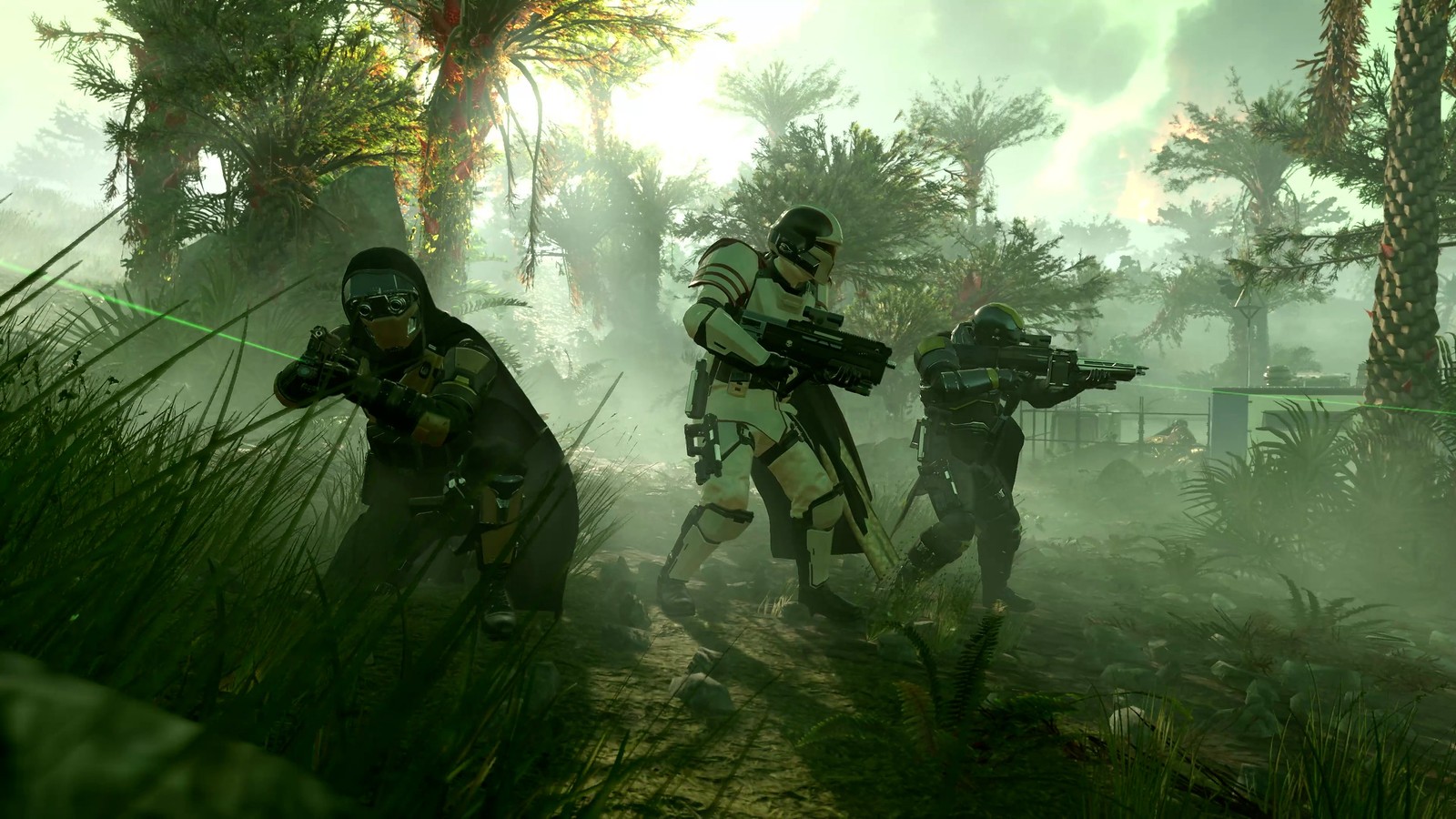 Trois Helldivers armés avançant à couvert dans une jungle brumeuse