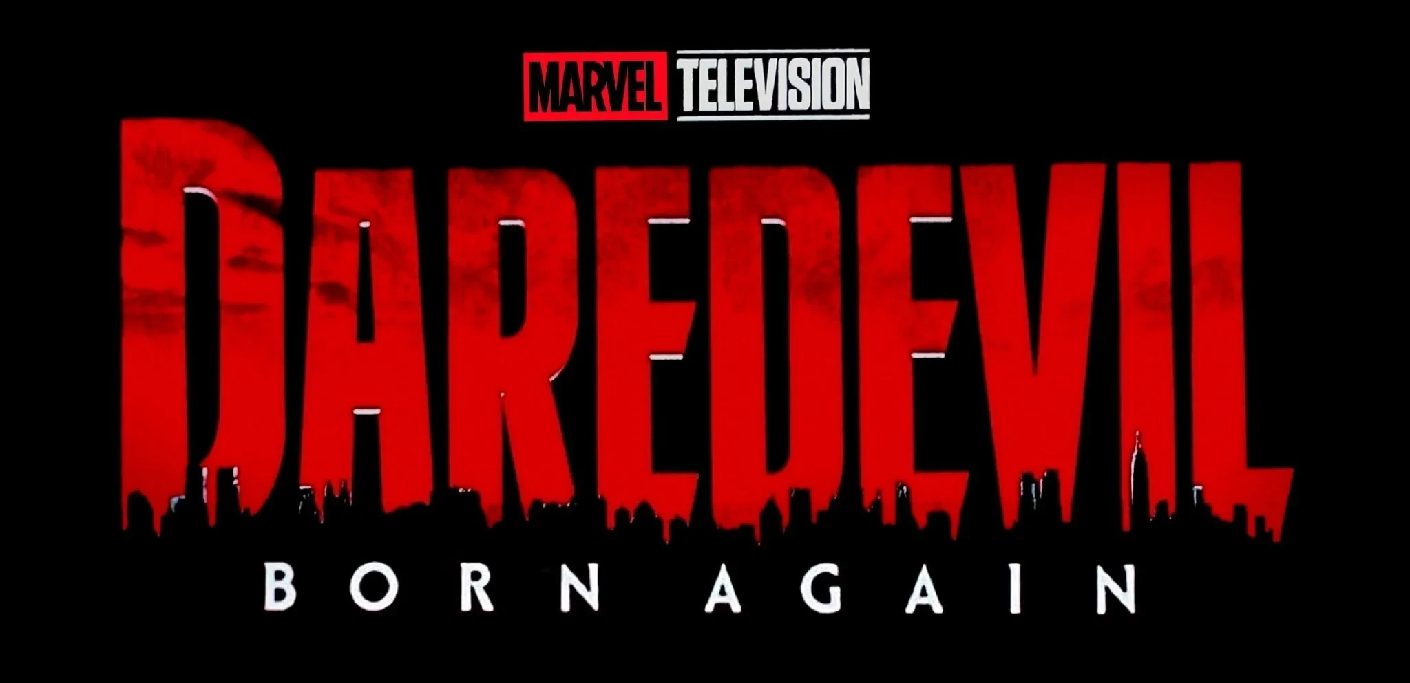 Logo de Daredevil: Born Again au-dessus d’une silhouette de New York
