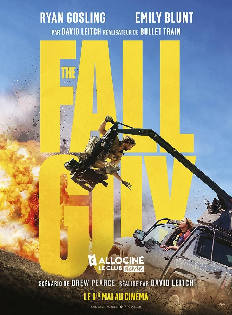 Affiche française de The Fall Guy&nbsp;: Ryan Gosling accroché à une grue de caméra au-dessus d’une explosion