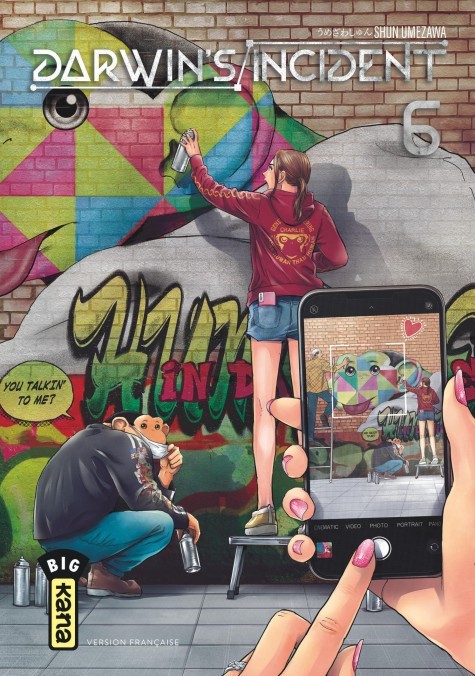 Couverture du tome 6 de Darwin’s Incident chez Kana&nbsp;: une jeune femme peint un graffiti près de Charlie