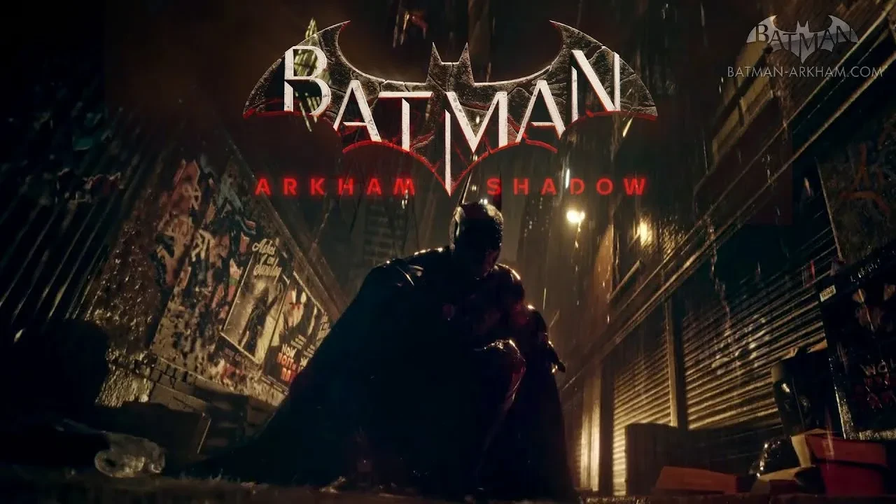 Logo de Batman: Arkham Shadow au-dessus de Batman accroupi dans une ruelle sombre et pluvieuse de Gotham