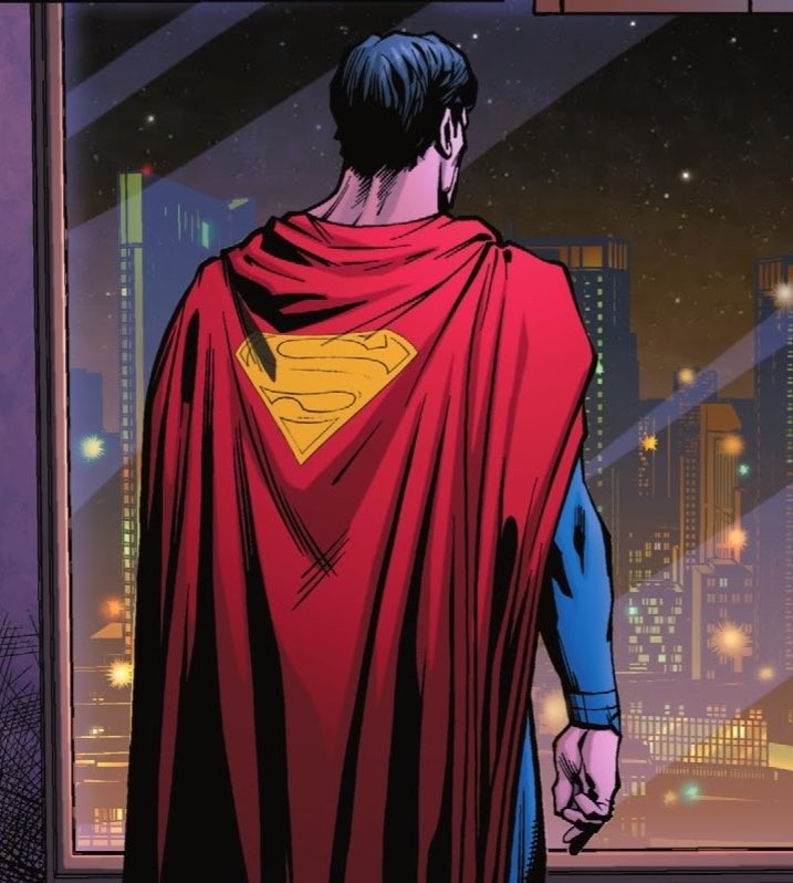 Case de comics&nbsp;: Superman de dos, cape rouge au S jaune, regarde une ville la nuit