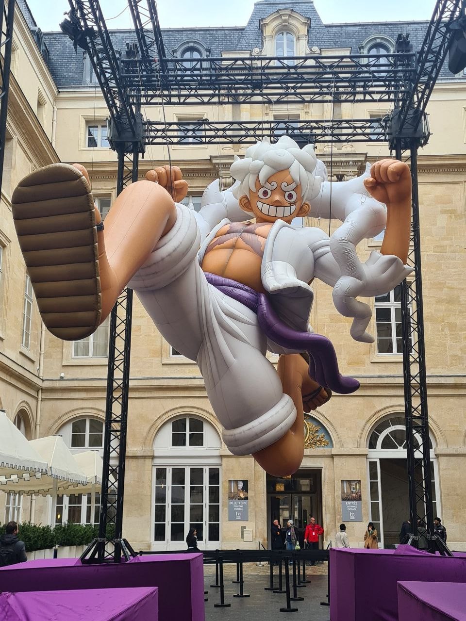 Luffy gonflable géant en Gear 5 suspendu dans la cour de l’Hôtel de la Marine, à Paris