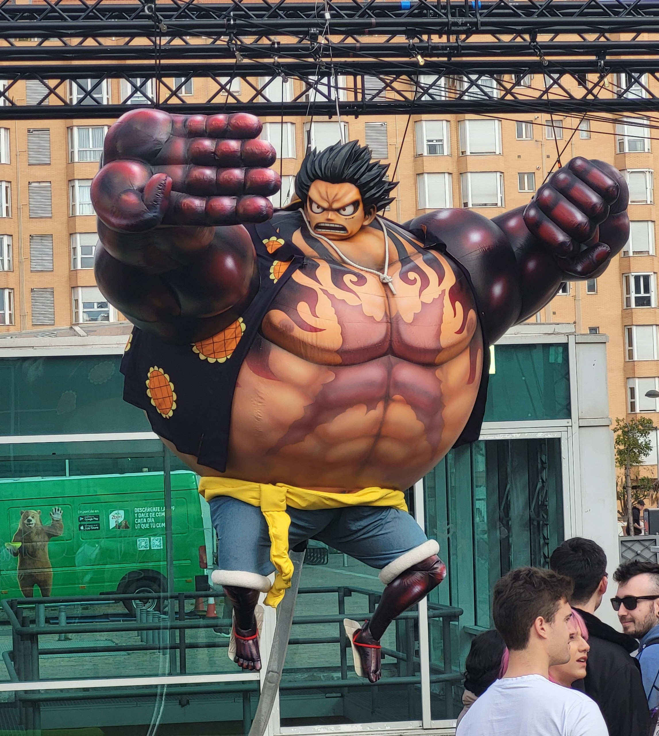 Luffy gonflable géant en Gear 4 suspendu au-dessus des passants