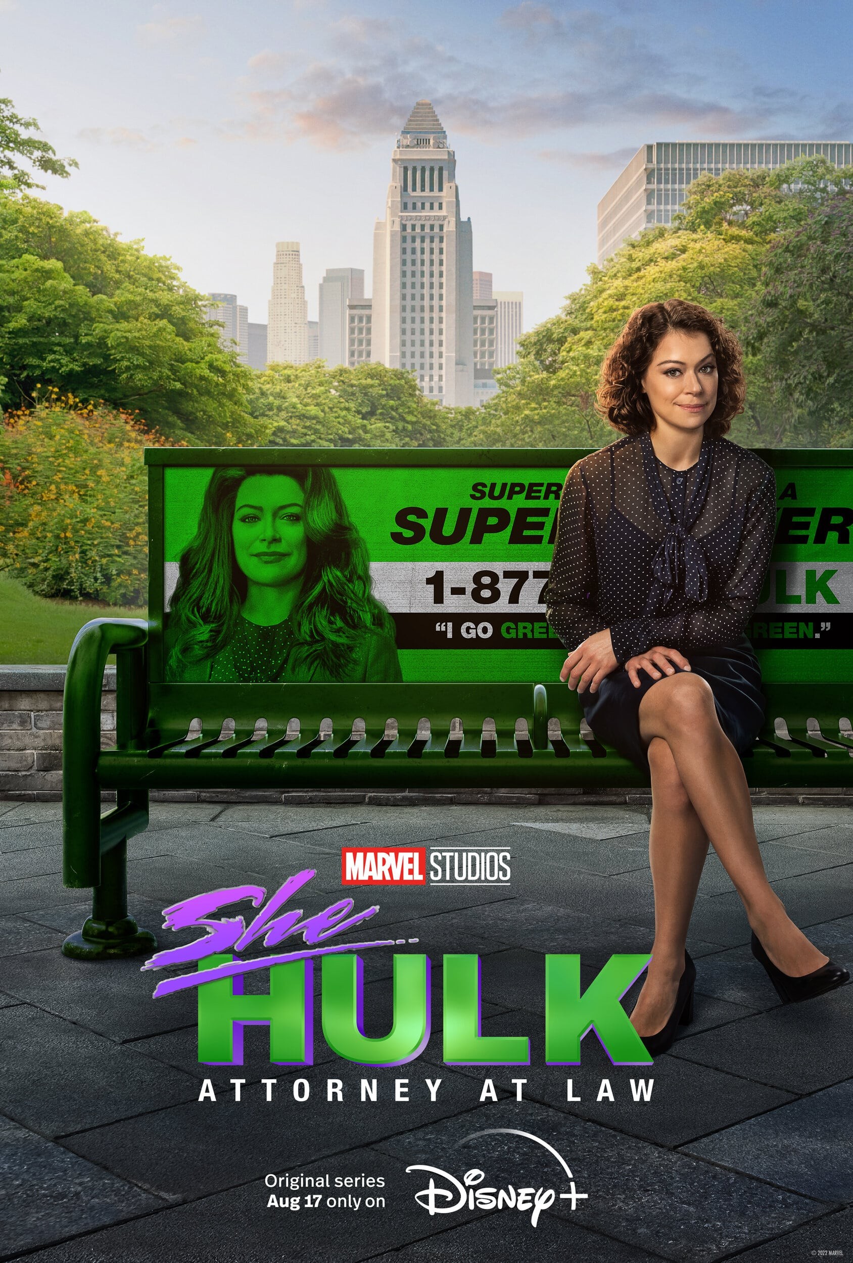 Affiche de la série She-Hulk&nbsp;: Attorney at Law, l’héroïne assise sur un banc