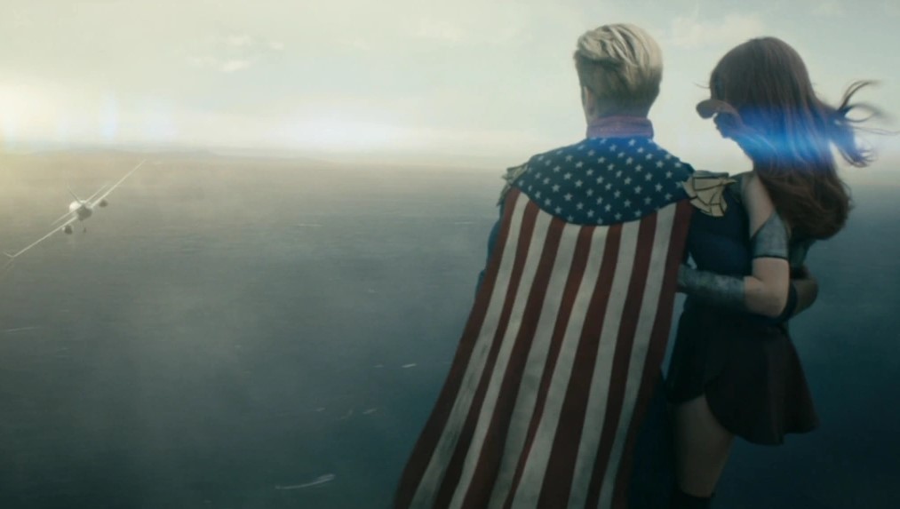 Le Homelander, cape aux couleurs du drapeau américain, et Queen Maeve regardent un avion s’éloigner