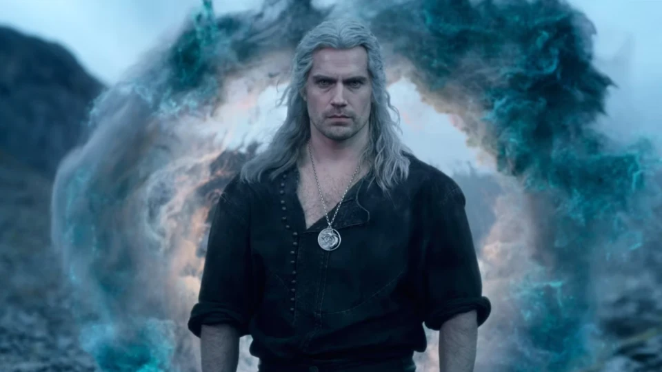 Henry Cavill en Geralt de Riv devant un portail magique bleuté