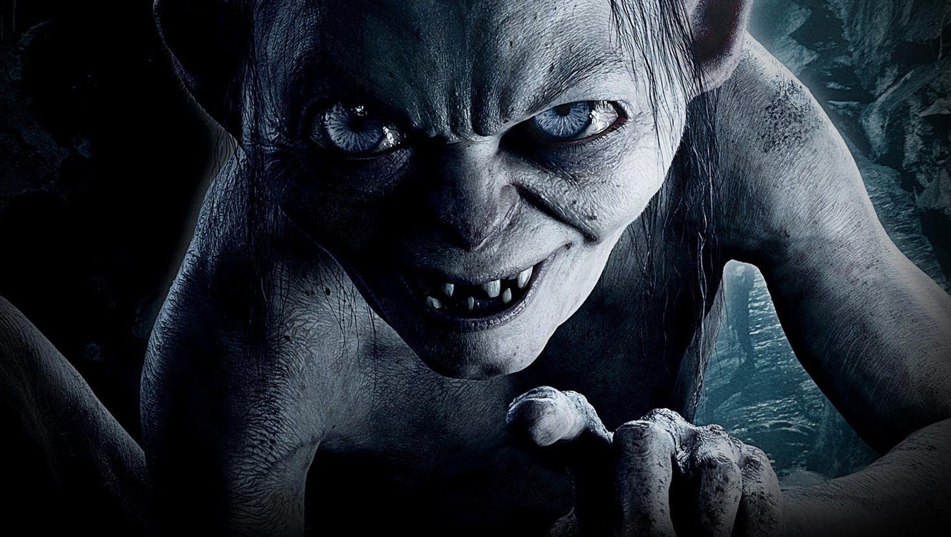 Gollum en gros plan, yeux bleus et sourire inquiétant