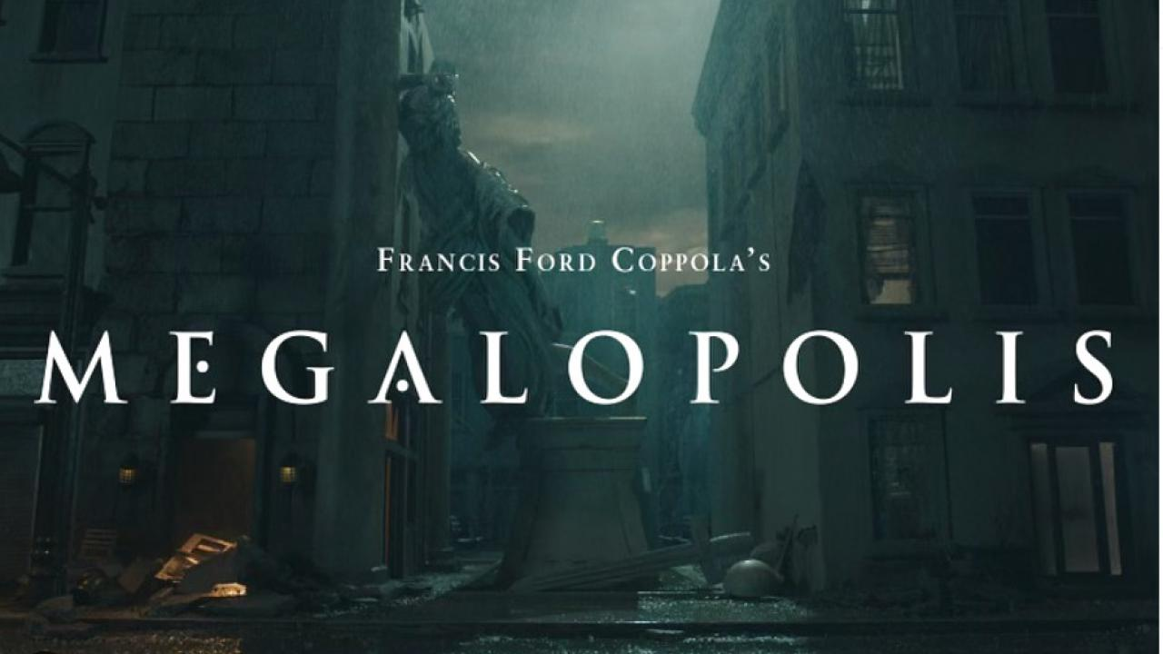 Titre Megalopolis de Francis Ford Coppola sur une rue sombre où s’effondre une statue