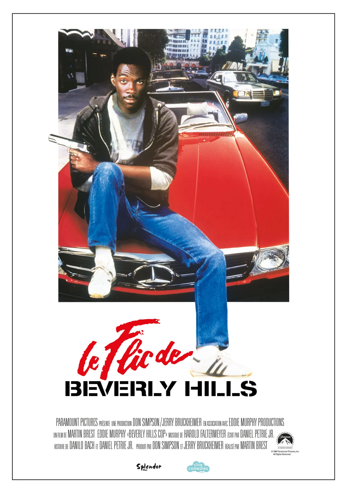 Affiche du Flic de Beverly Hills (1984)&nbsp;: Eddie Murphy assis sur le capot d’une voiture rouge