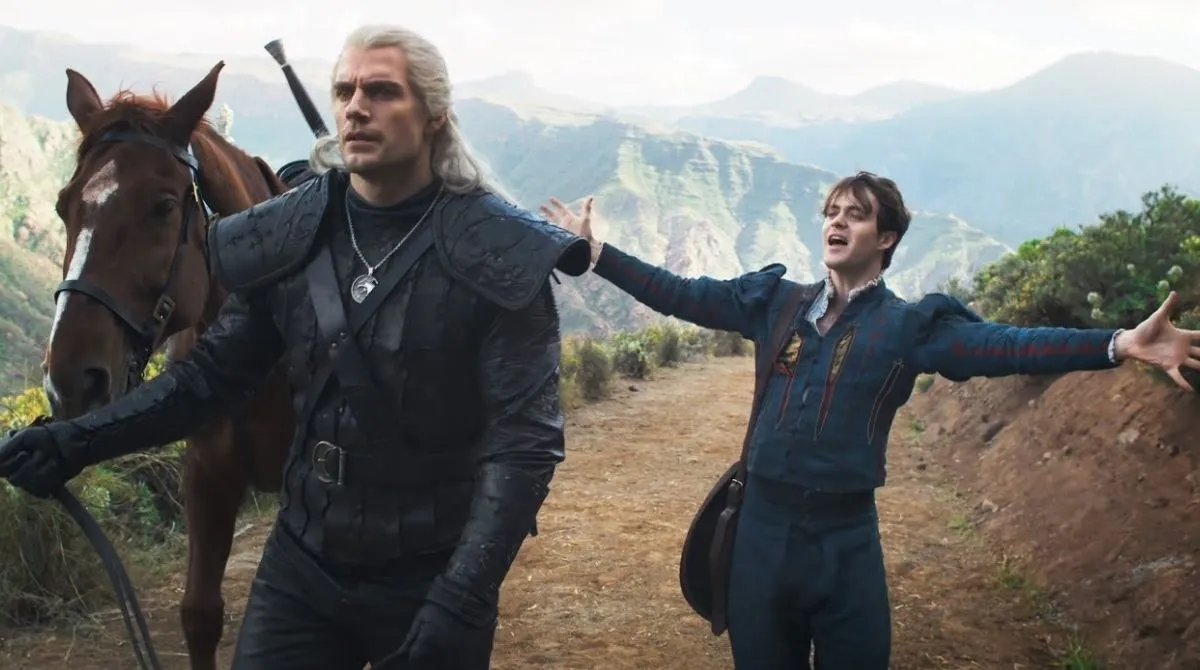 Henry Cavill en Geralt et Joey Batey en Jaskier sur un chemin de montagne, avec un cheval