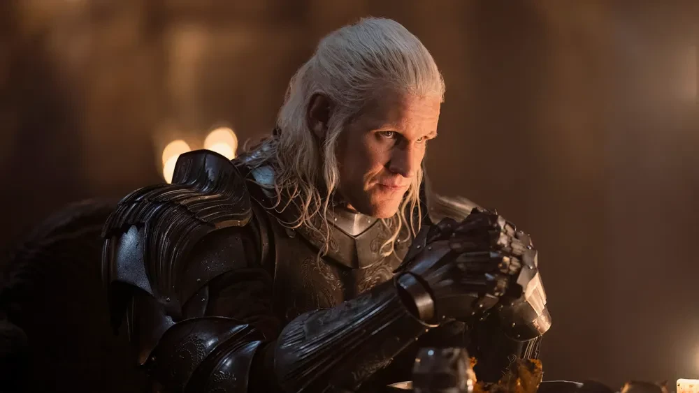 Matt Smith en Daemon Targaryen, en armure sombre, dans une scène de House of the Dragon