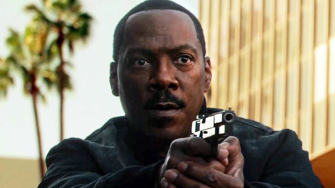 Eddie Murphy, en Axel Foley, pointe un pistolet face à la caméra