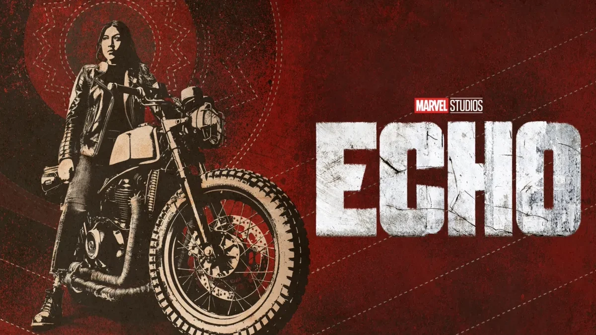 Visuel d’Echo&nbsp;: l’héroïne debout près d’une moto, logo de la série à droite