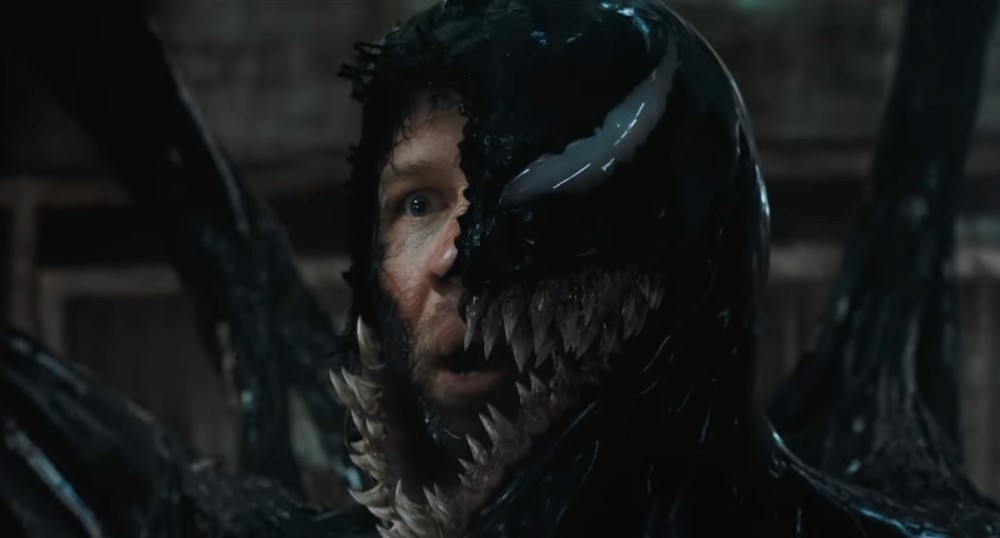 Tom Hardy en Eddie Brock, le visage à moitié englouti par Venom, dans la bande-annonce