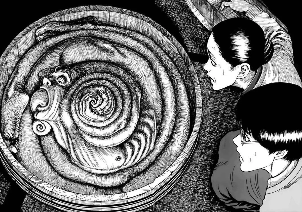 Planche du manga Uzumaki&nbsp;: un corps enroulé en spirale dans un baquet, observé par deux personnages effrayés