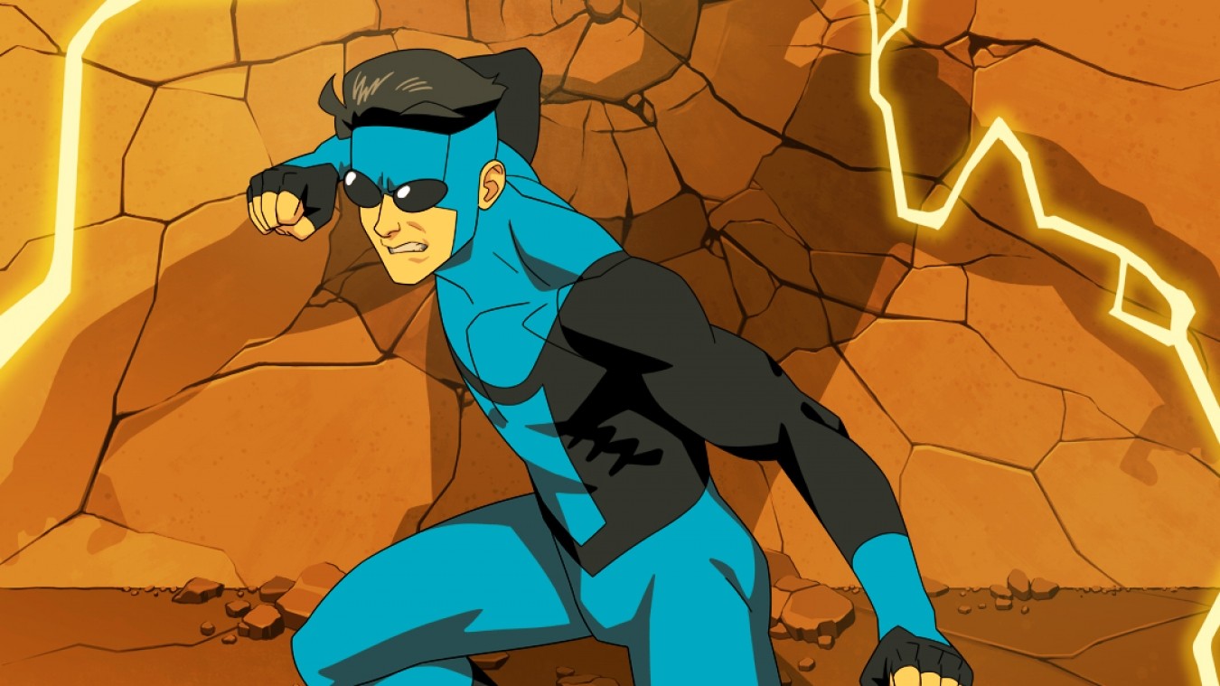 Invincible en garde dans son costume bleu, entre des éclairs jaunes