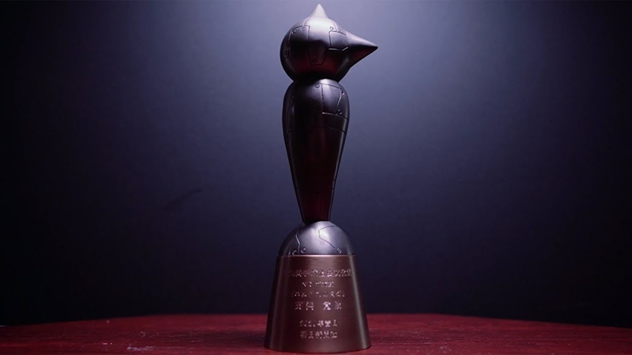 Trophée du prix Tezuka&nbsp;: statuette métallique d’Astro sur un socle gravé