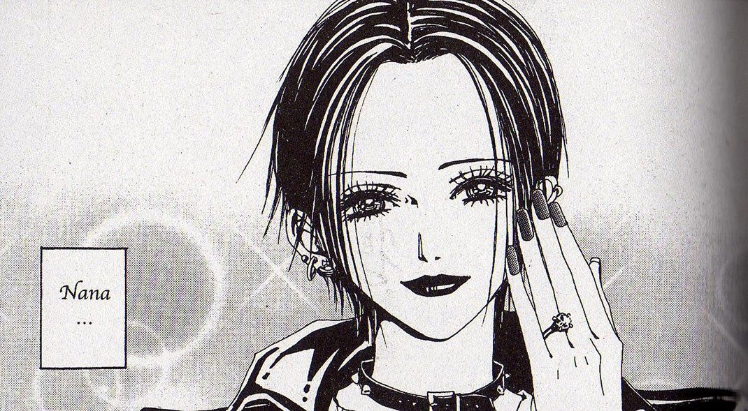 Case de Nana en noir et blanc&nbsp;: Nana Osaki sourit, la main près du visage
