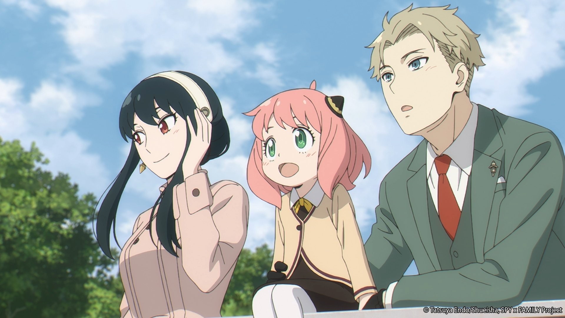 Capture de l’anime Spy×Family&nbsp;: Yor, Anya et Loid accoudés à une rambarde