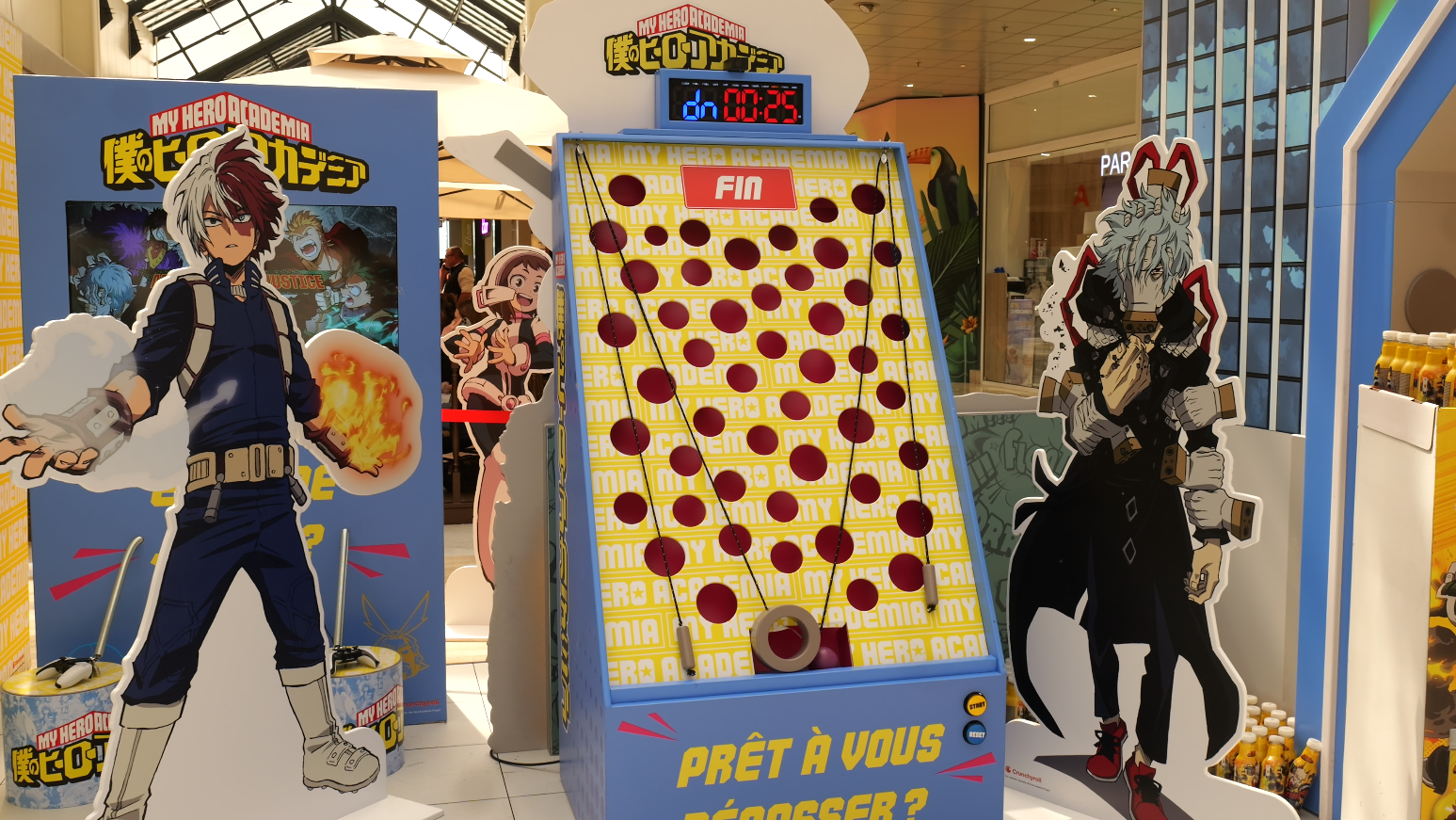Jeu de tir à trous et silhouettes de Todoroki, Ochaco et Shigaraki sur le stand