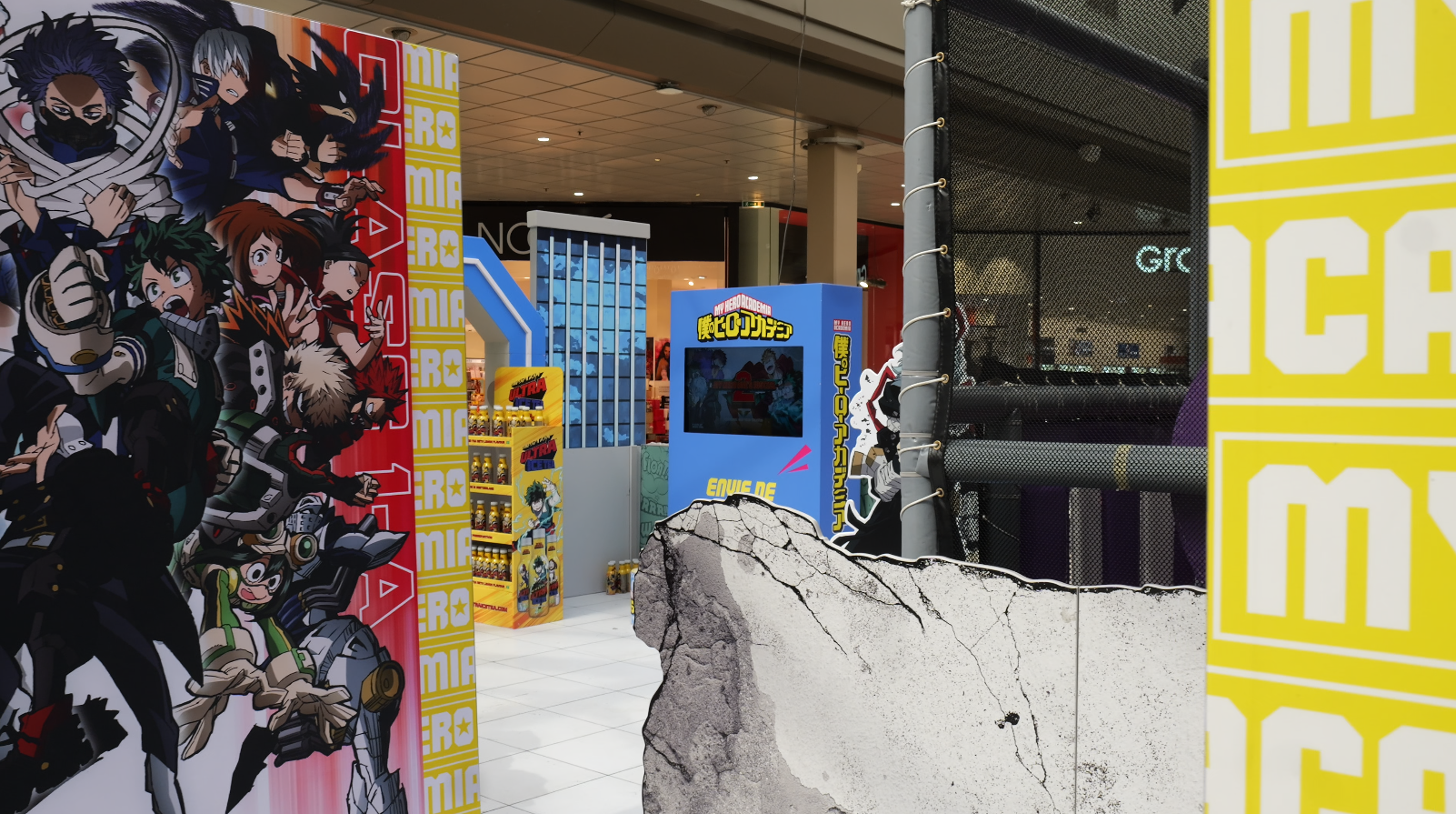 Stand My Hero Academia avec fresque, borne vidéo et décor de mur brisé