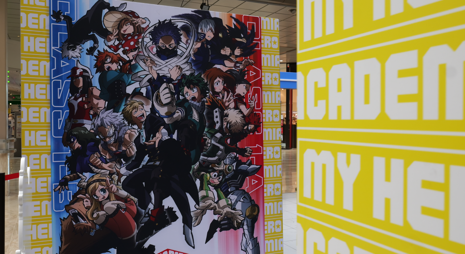 Grande fresque des personnages de My Hero Academia exposée sur le stand