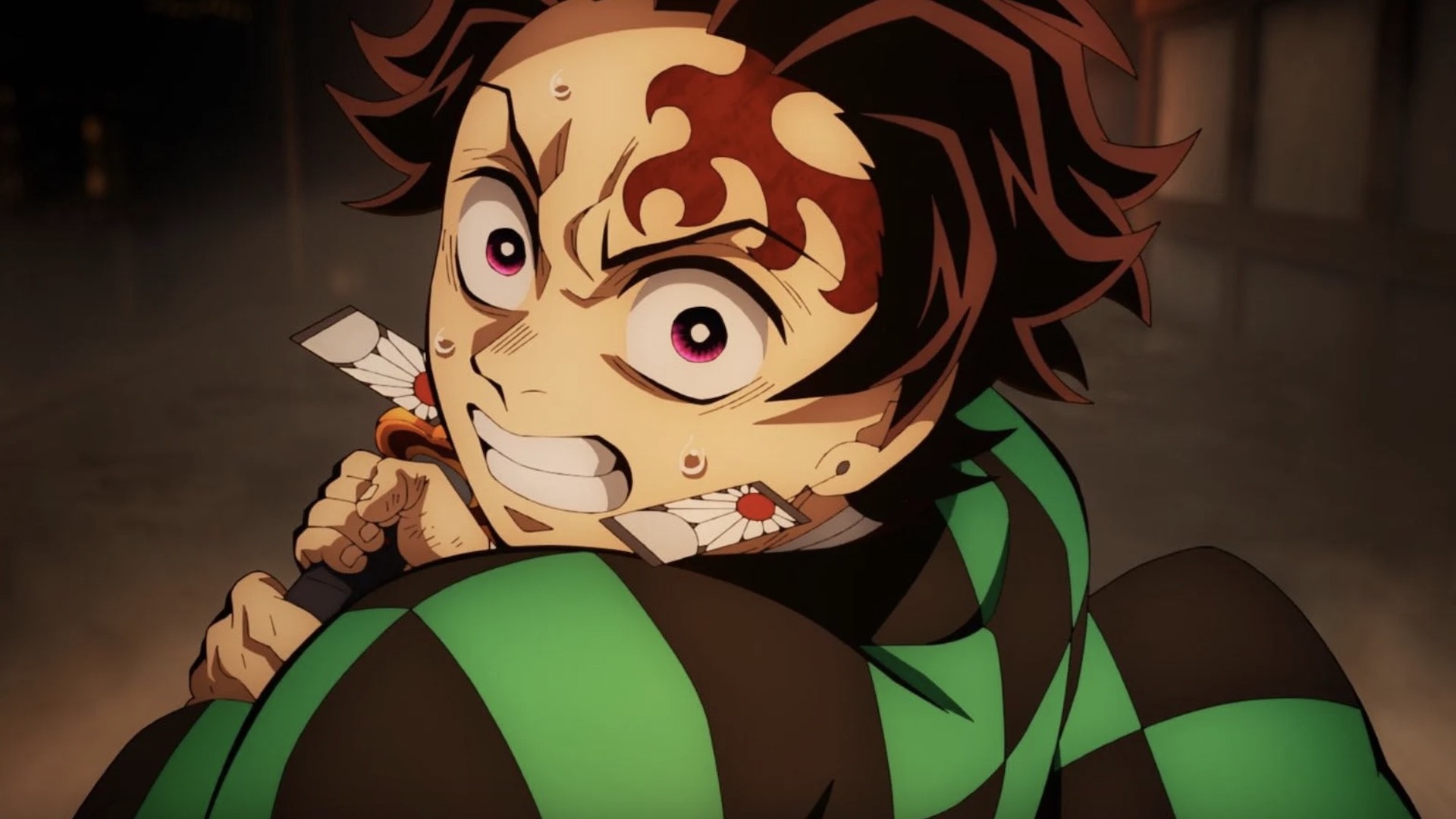 Tanjiro Kamado en sueur, dents serrées, la main sur la poignée de son sabre